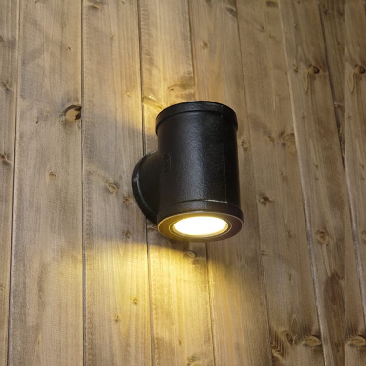 太い配管デザインの壁付照明。上下に広がる光が空間を美しく照らす。 | WL018