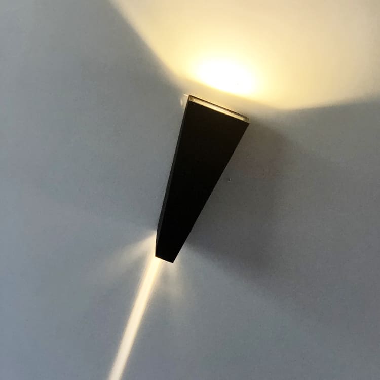 上下に光が広がる光壁付照明。室内外OKのスタイリッシュ一灯。 ｜ WP016