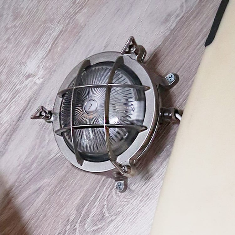 重厚感と選べるカラーで外観を格上げ。欧州直輸入マリンランプ ｜ M-WP003