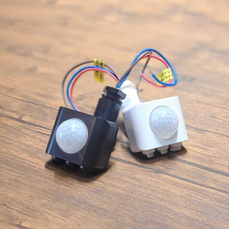 電気代を賢く節約！屋内外で使える防雨型人感センサー2個セット ｜ Z032-2