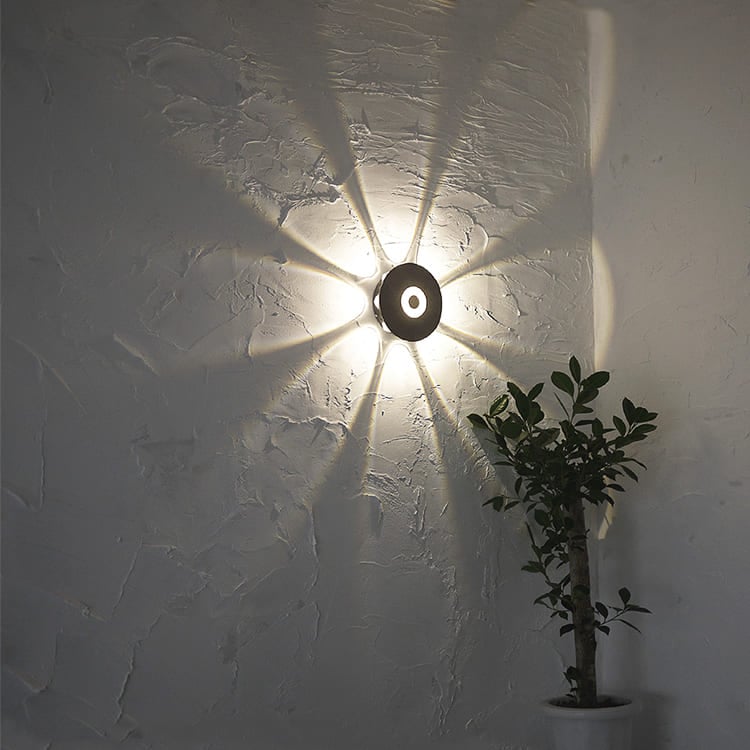 花びらのような光！8つの光が外壁に広がるおしゃれなポーチライト ｜ WP023