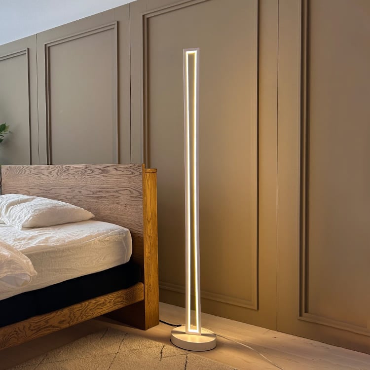 インテリアに溶け込む、シンプルデザインのLEDスタンドライト｜stand010