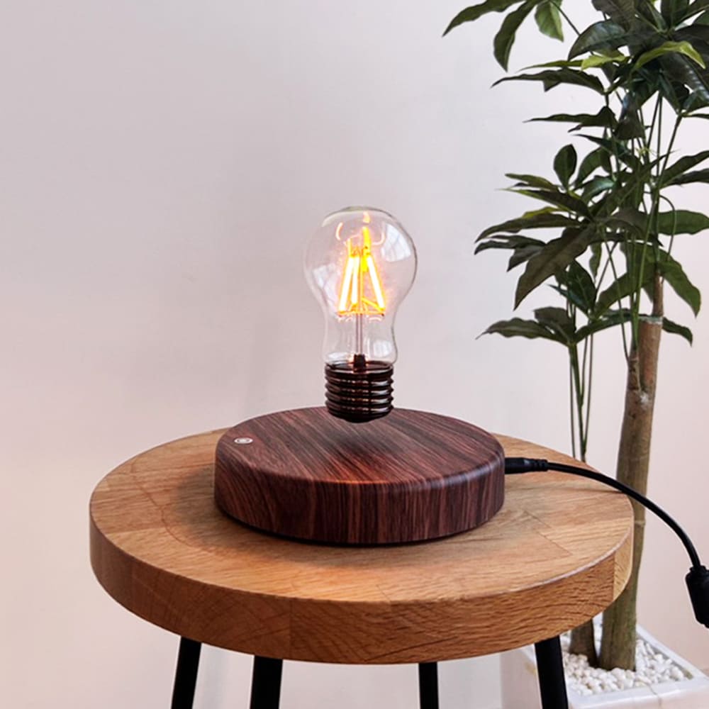 浮かぶ電球が不思議な卓上ライト。木目調デザインがインテリアに馴染む。｜S011
