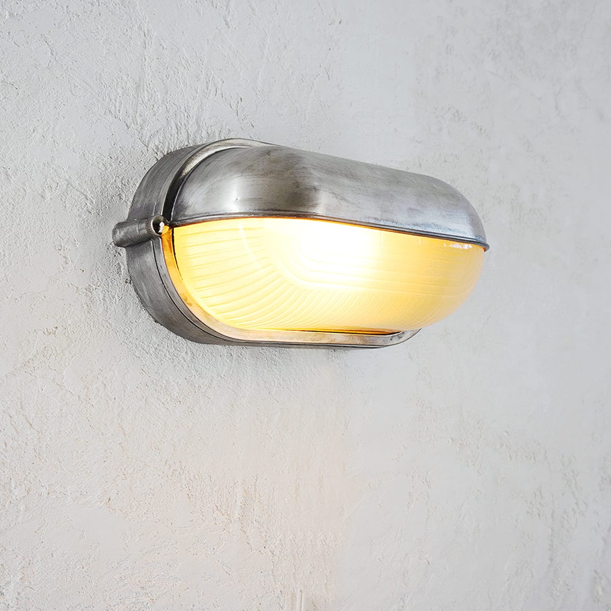 アルミの素地が渋すぎる！枕木にピッタリなビンテージ調マリンランプ ｜ WP070