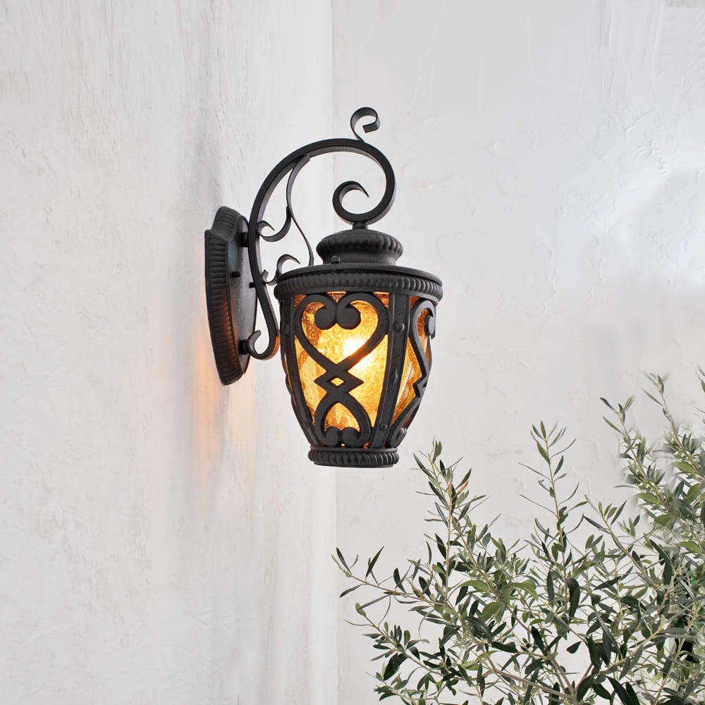 ステンドガラス風デザインが目を引く、エレガントなポーチライト ｜ wp080