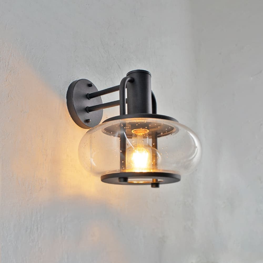 ドーナツ型ガラスが魅力のポーチライト。柔らかな光が玄関を包む。｜wp100