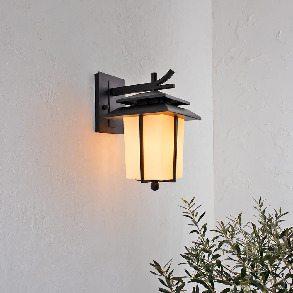 すりガラスが優しく灯す和風ポーチライト。玄関を品よく彩る照明です。 ｜ wp082