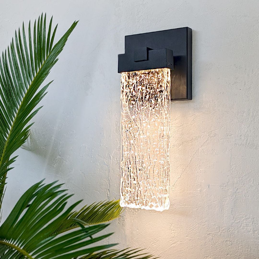玄関に高級感あふれる灯りを。光の滝が流れるLED屋外照明 ｜ WP057