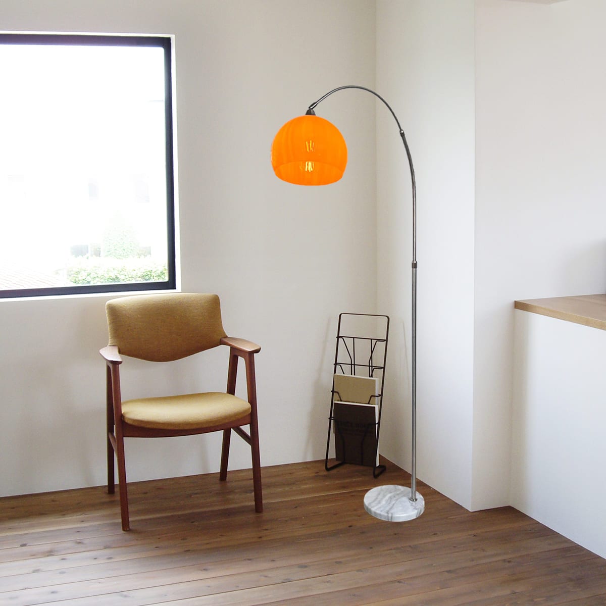 リビングをおしゃれに彩る！大きなオレンジシェードのスタンドライト