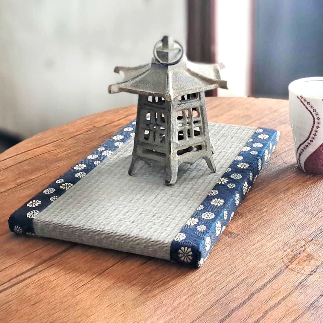 和の趣を感じる置き型照明。畳の上で優しく灯る光が、癒しの空間を演出。｜tatami_01