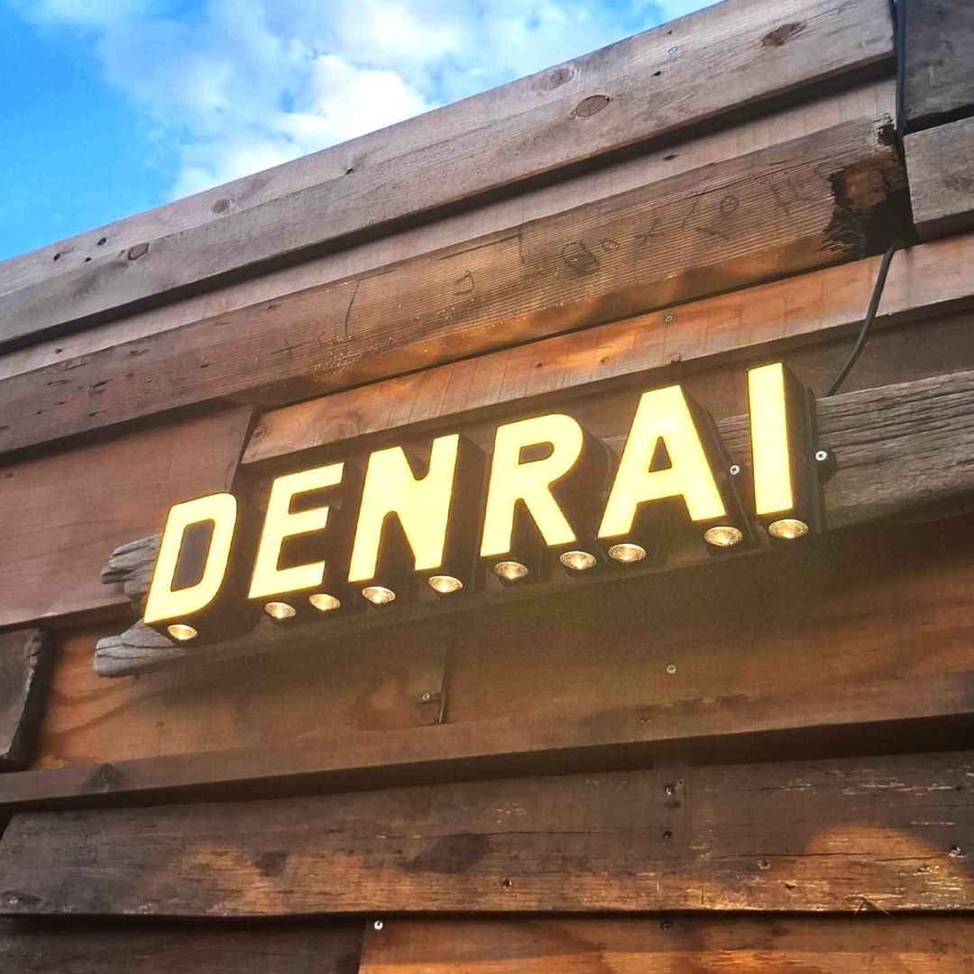 アルファベットや数字を選べる！屋外でも使用できるマーキーライト