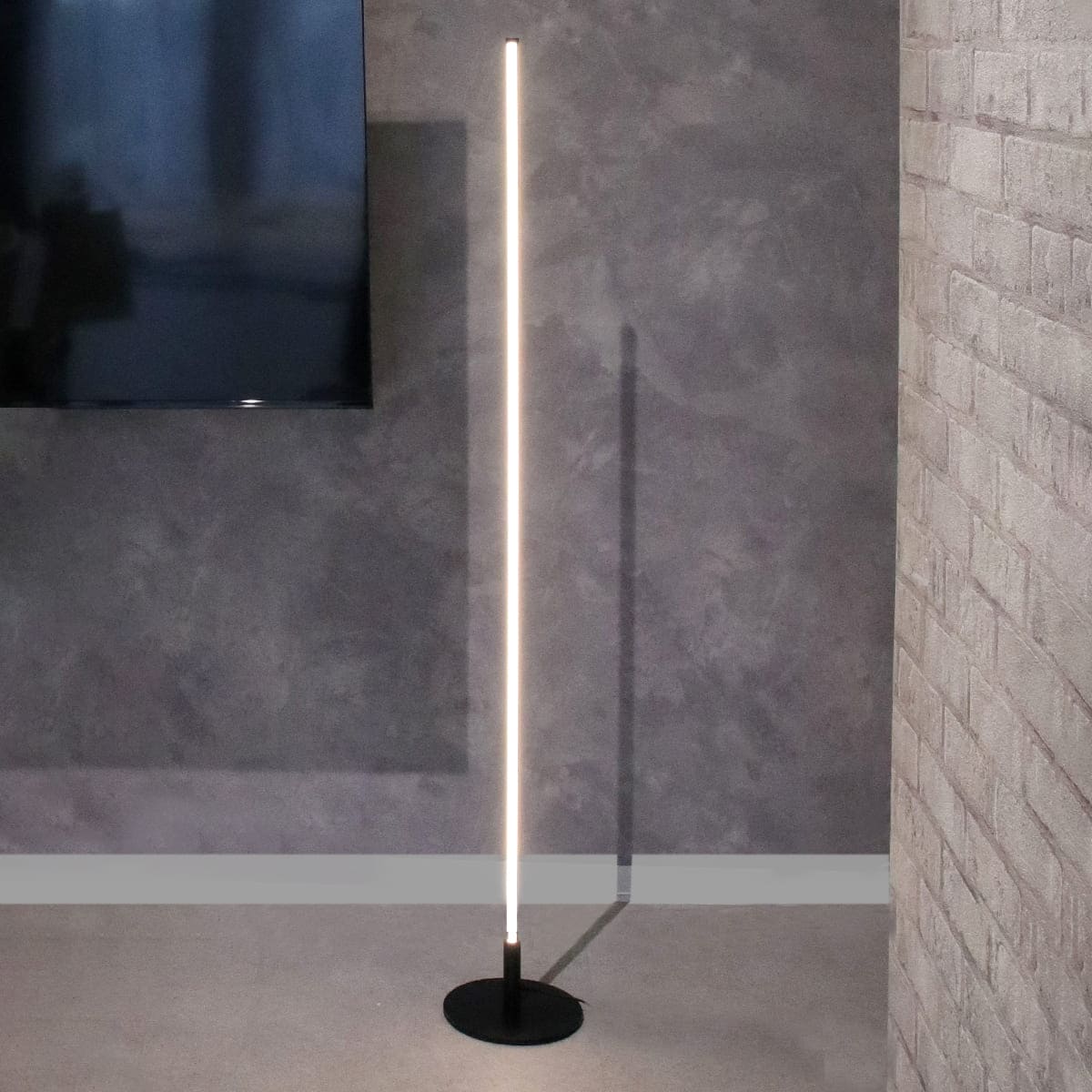 壁側に美しく馴染む細長いスリムなおしゃれ照明。｜stand020