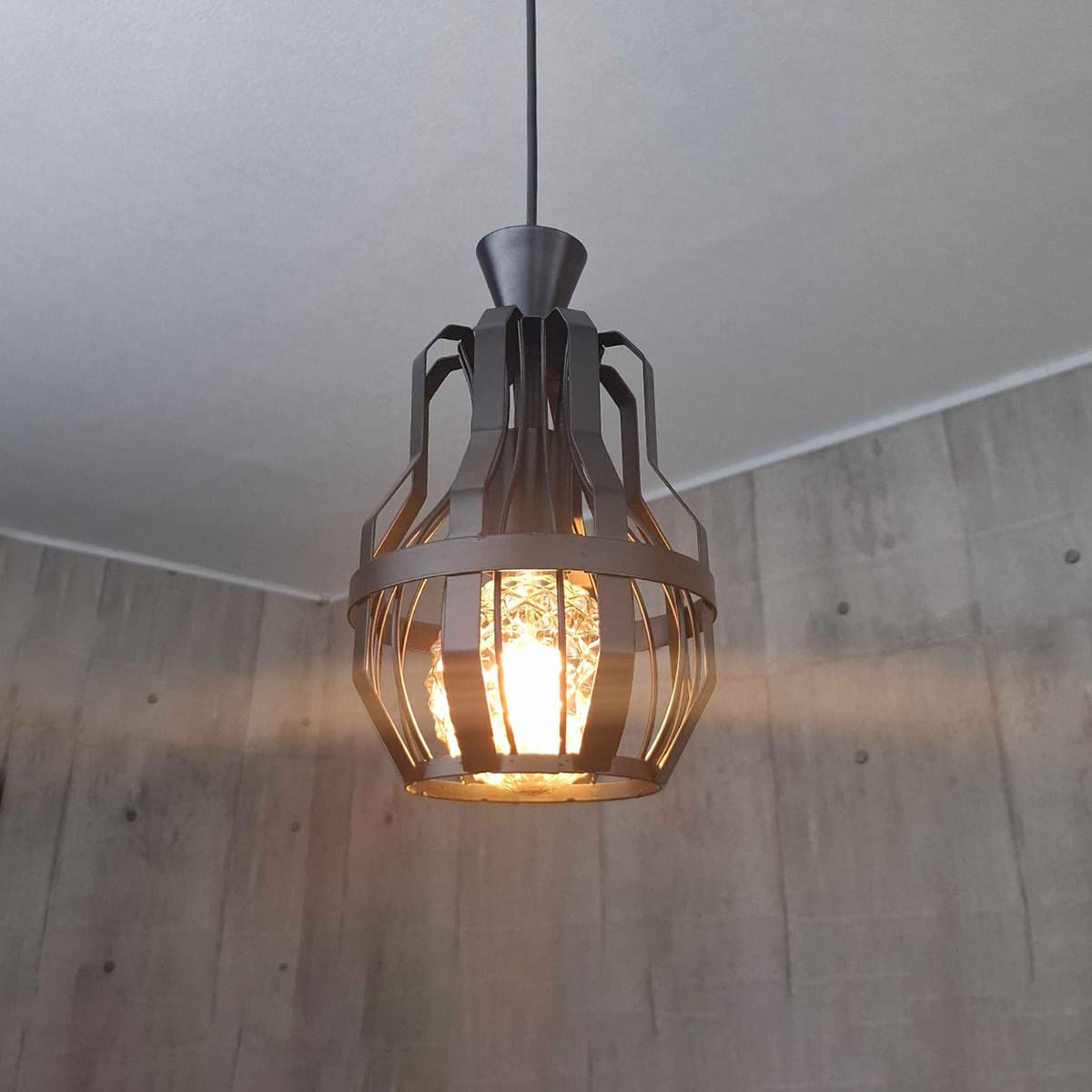 選べる2つのデザイン！モダンデザインの個性的なペンダントライト