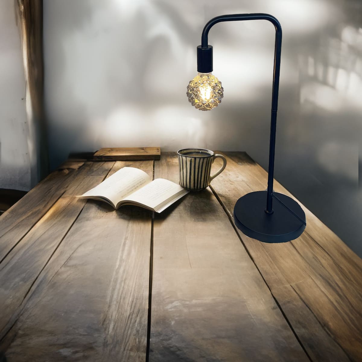 デスクにも床にも！1台2役の伸縮式LEDスタンドライト｜stand-denkyu