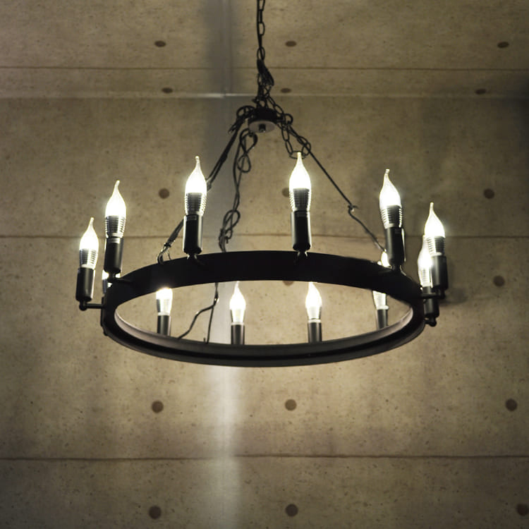 アンティークな雰囲気を演出する懐古な洋館風シャンデリア。華やかでシック | C007