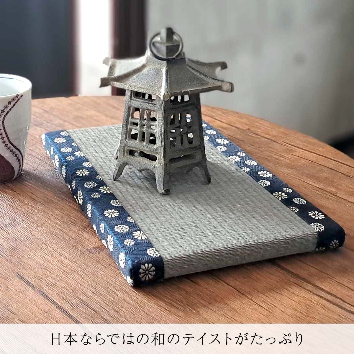 和の趣を感じる置き型照明。畳の上で優しく灯る光が、癒しの空間を演出。｜tatami_01