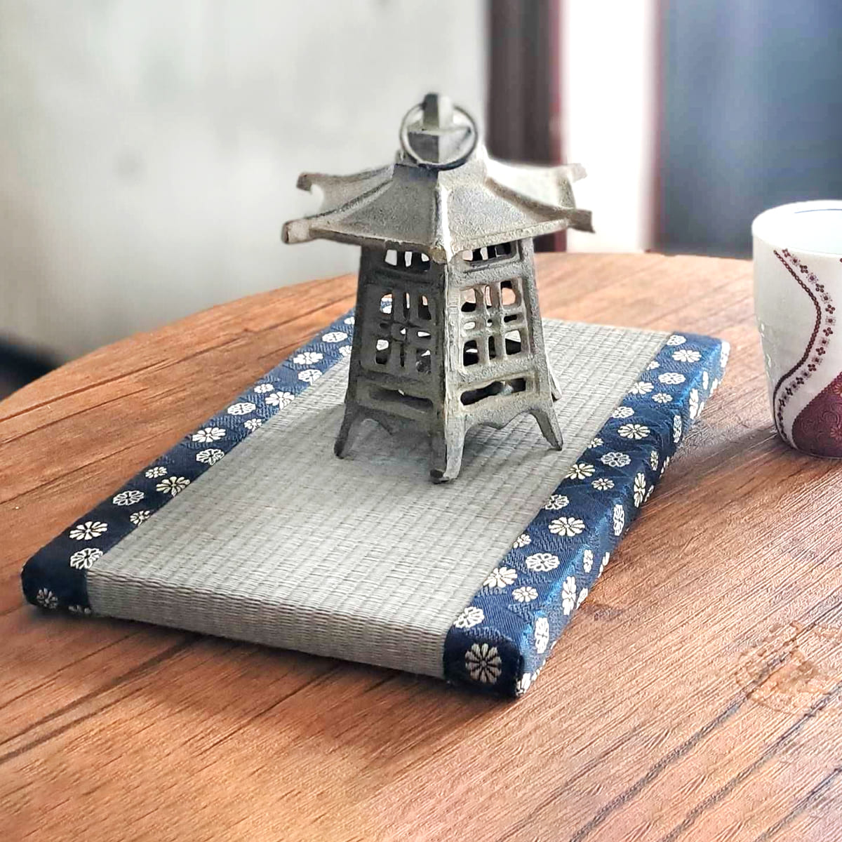 和の趣を感じる置き型照明。畳の上で優しく灯る光が、癒しの空間を演出。｜tatami_01