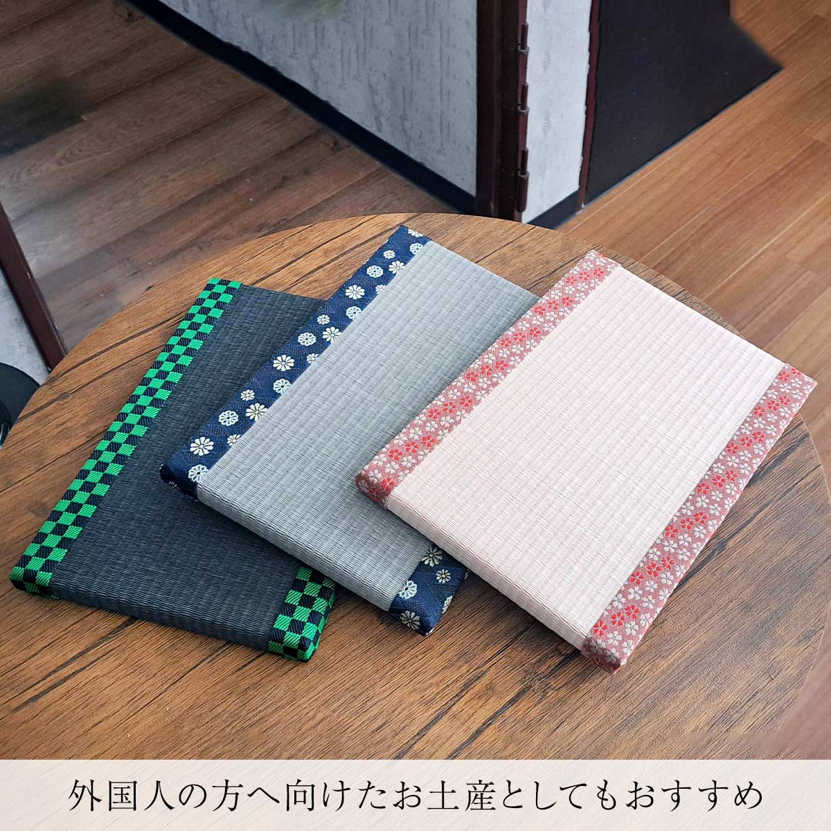 和の趣を感じる置き型照明。畳の上で優しく灯る光が、癒しの空間を演出。｜tatami_01