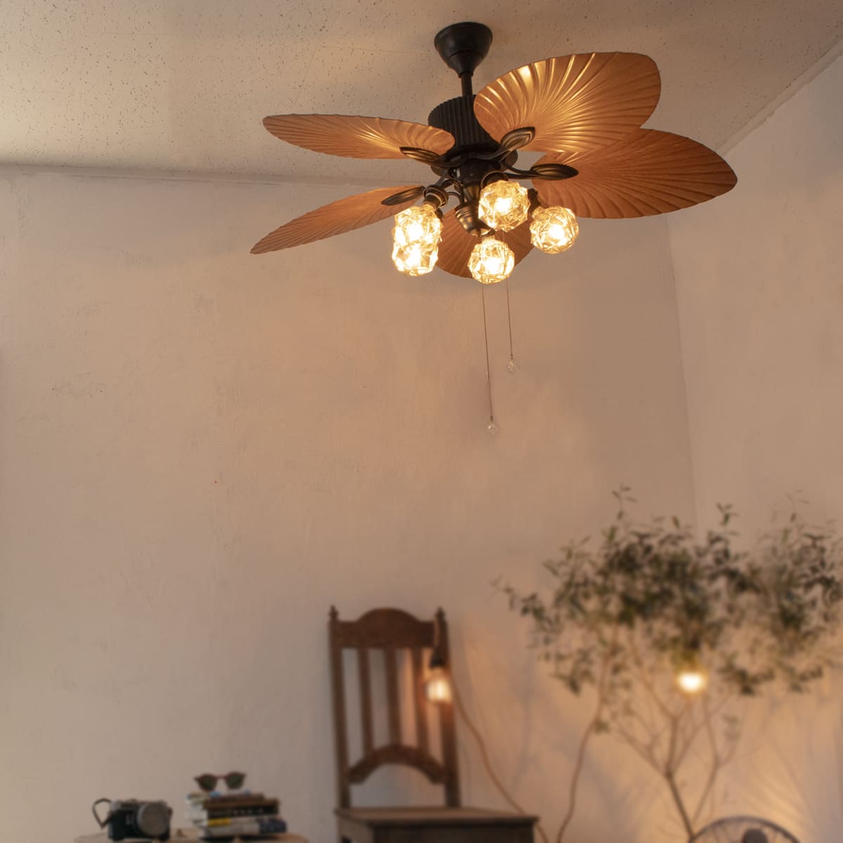 南国リゾートの雰囲気を演出するシーリングファンライト|F003