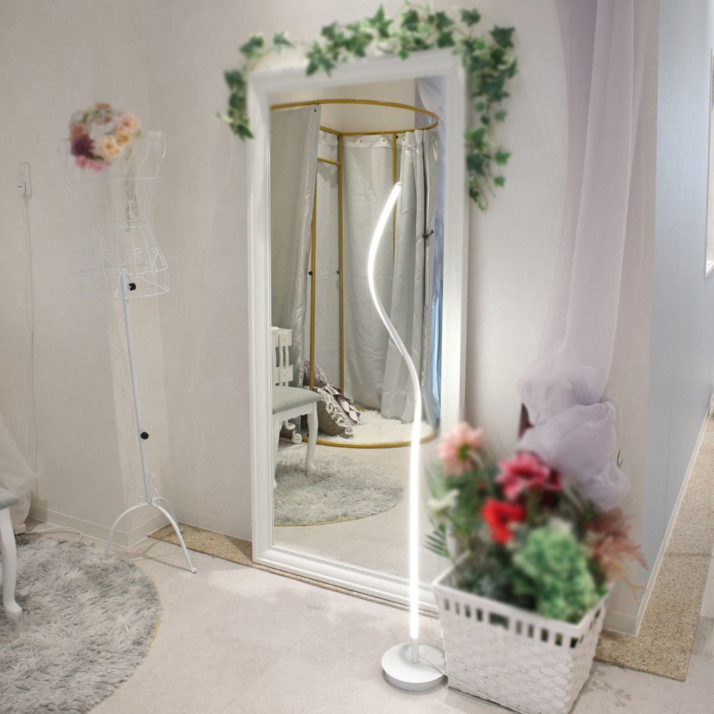 リビングや寝室をおしゃれに照らす、ウェーブデザインのスタンドライト|stand013