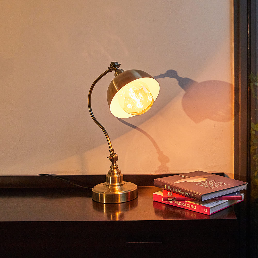 ホテルのような上質な灯り！レトロなカーブデザインのデスクライト｜S012