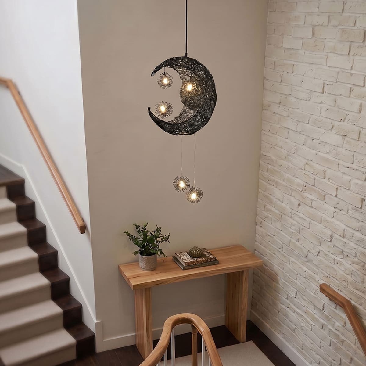 月と星をモチーフにしたペンダントライトで優しい光が広がるお部屋に｜P020