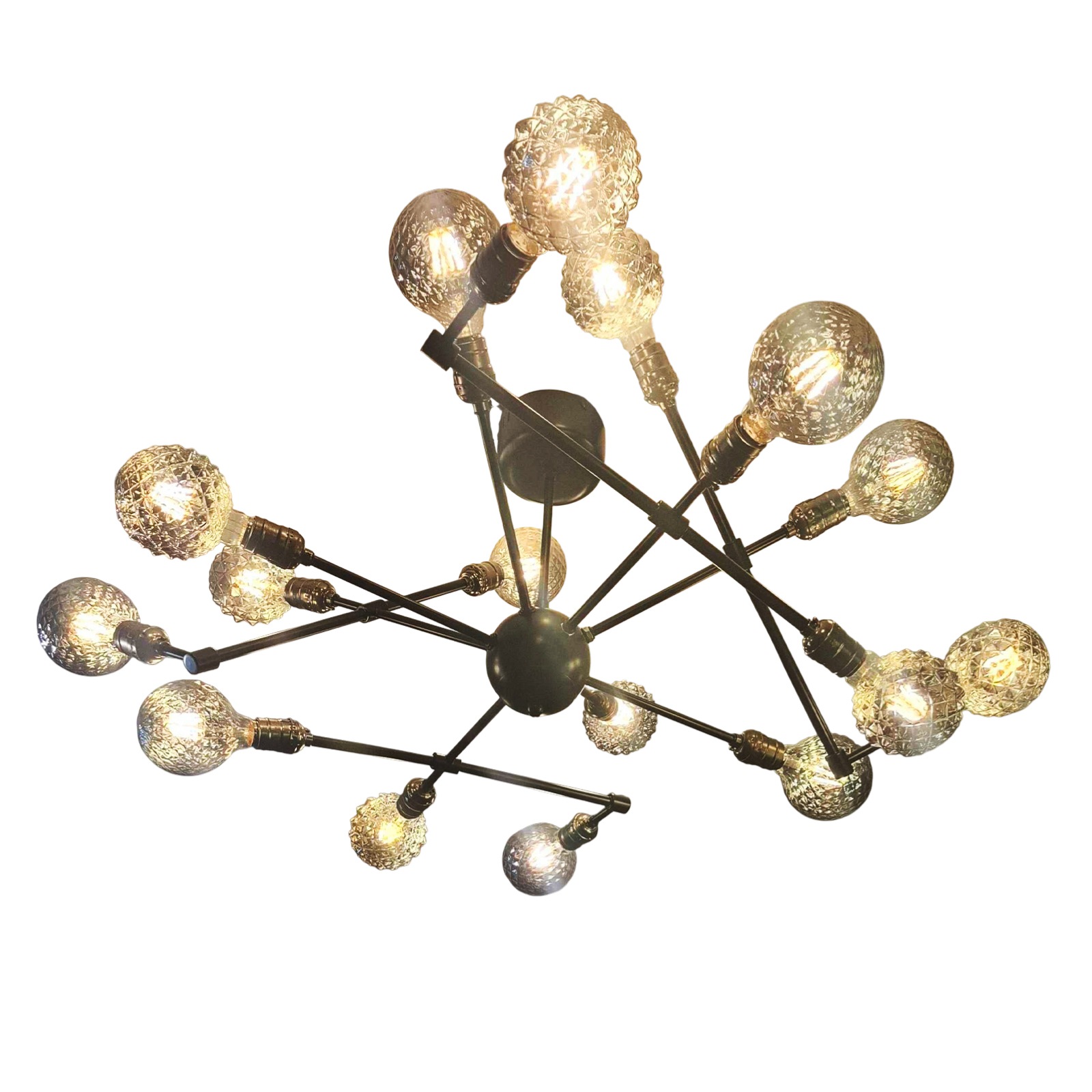 リビングやダイニングを華やかに！16灯の電球が煌めく天井照明｜C001