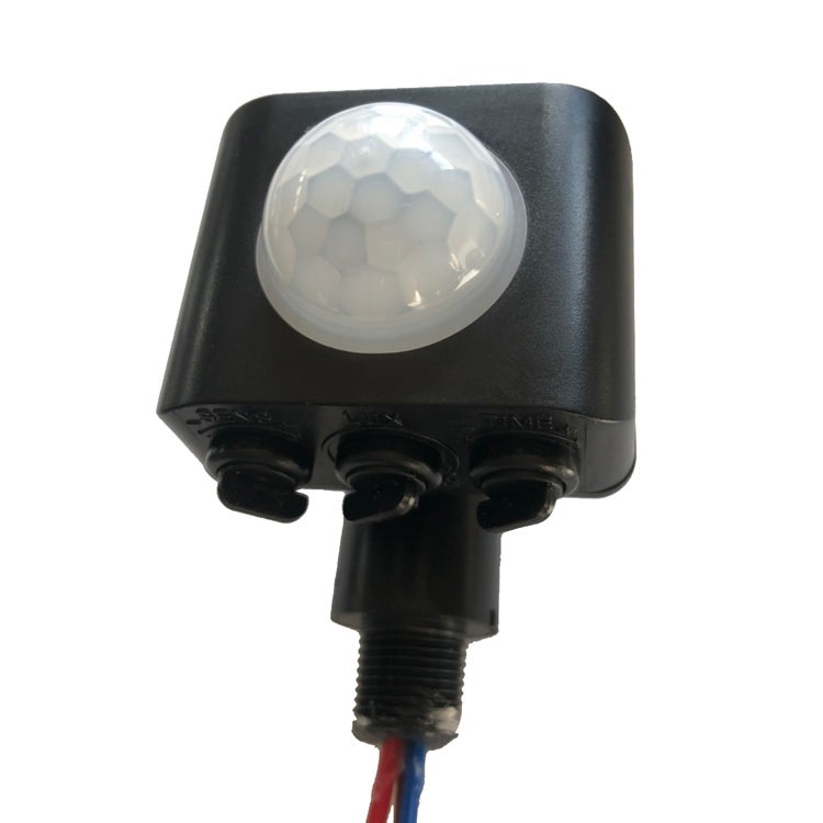 電気代を賢く節約！屋内外で使える防雨型人感センサー2個セット