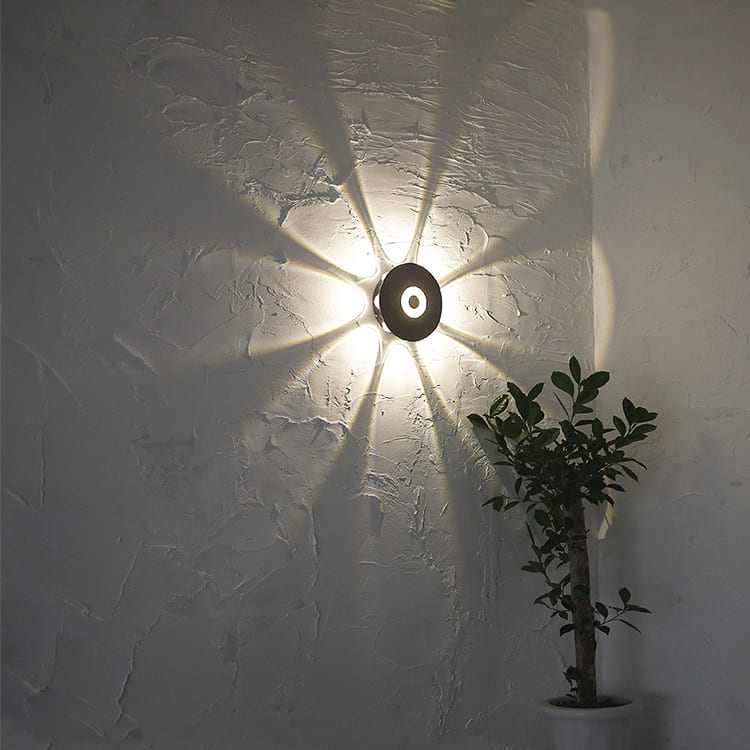 花びらのような光！8つの光が外壁に広がるおしゃれなポーチライト ｜ WP023