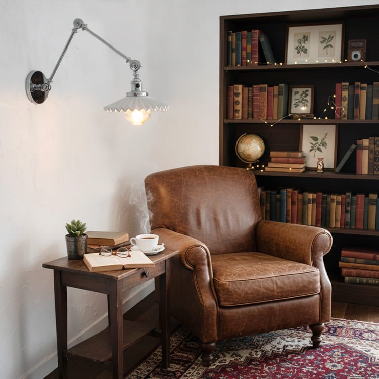 角度を自由に調整できるアンティーク風ブラケットライト