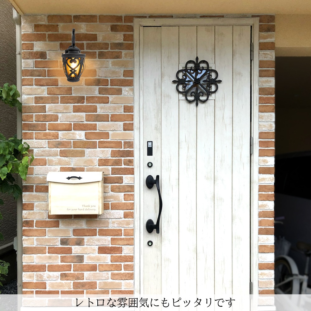 ステンドガラス風デザインが目を引く、エレガントなポーチライト