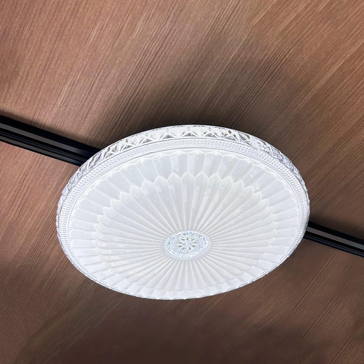 クリスタル風LEDライト。リモコン操作＆簡単設置で上品な空間に｜C021