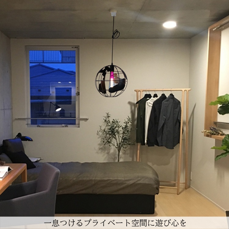 遊び心のある地球儀型ペンダントライト。お部屋のアクセントに！
