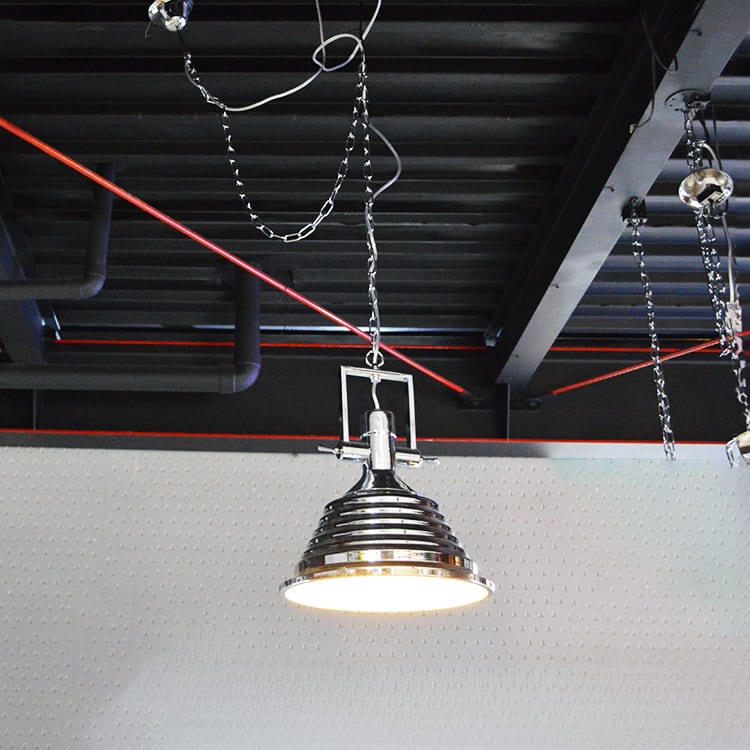 凹凸のあるステンレスが魅力のペンダントライト。美容室で使われています。|P032