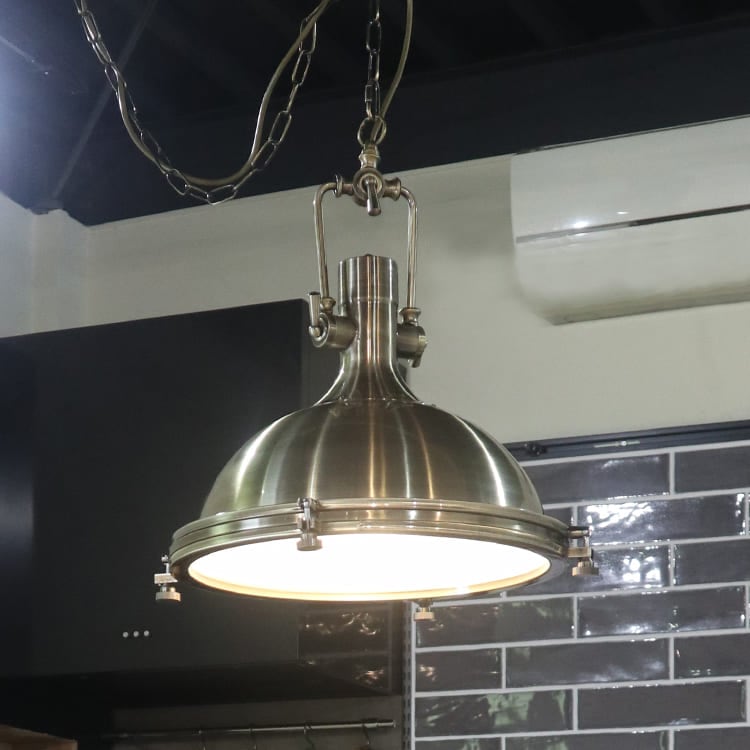 ピカピカと美しいおしゃれなスポットライト。ダイニングや店舗に映える！｜P031