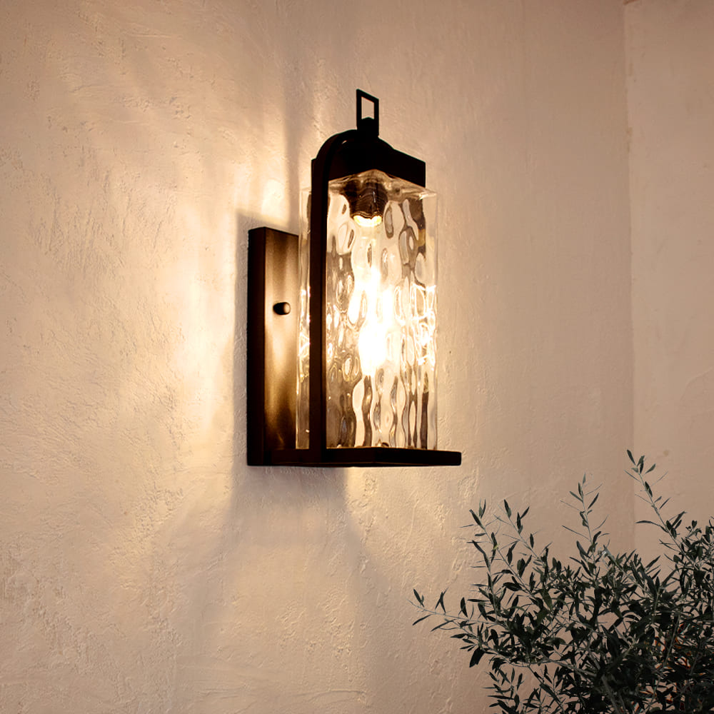 柔らかな光で玄関を照らす、リノベーションや新築に最適なポーチライト ｜ WP061