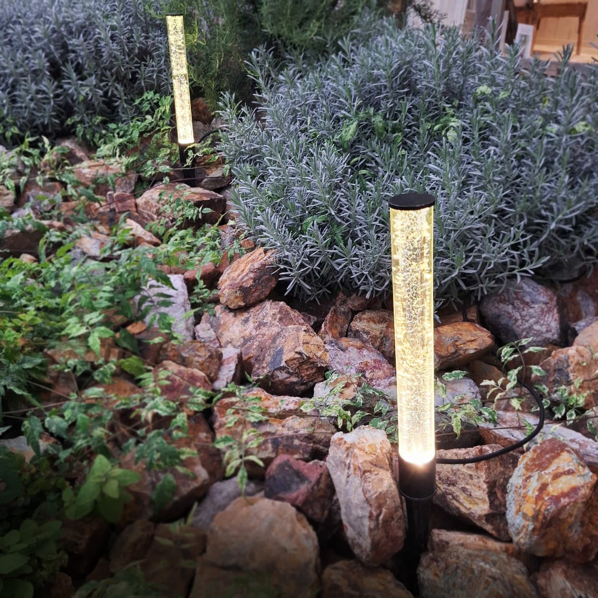 光の柱が庭を華やかに！クラッシュガラスのLEDガーデンライト2本セット