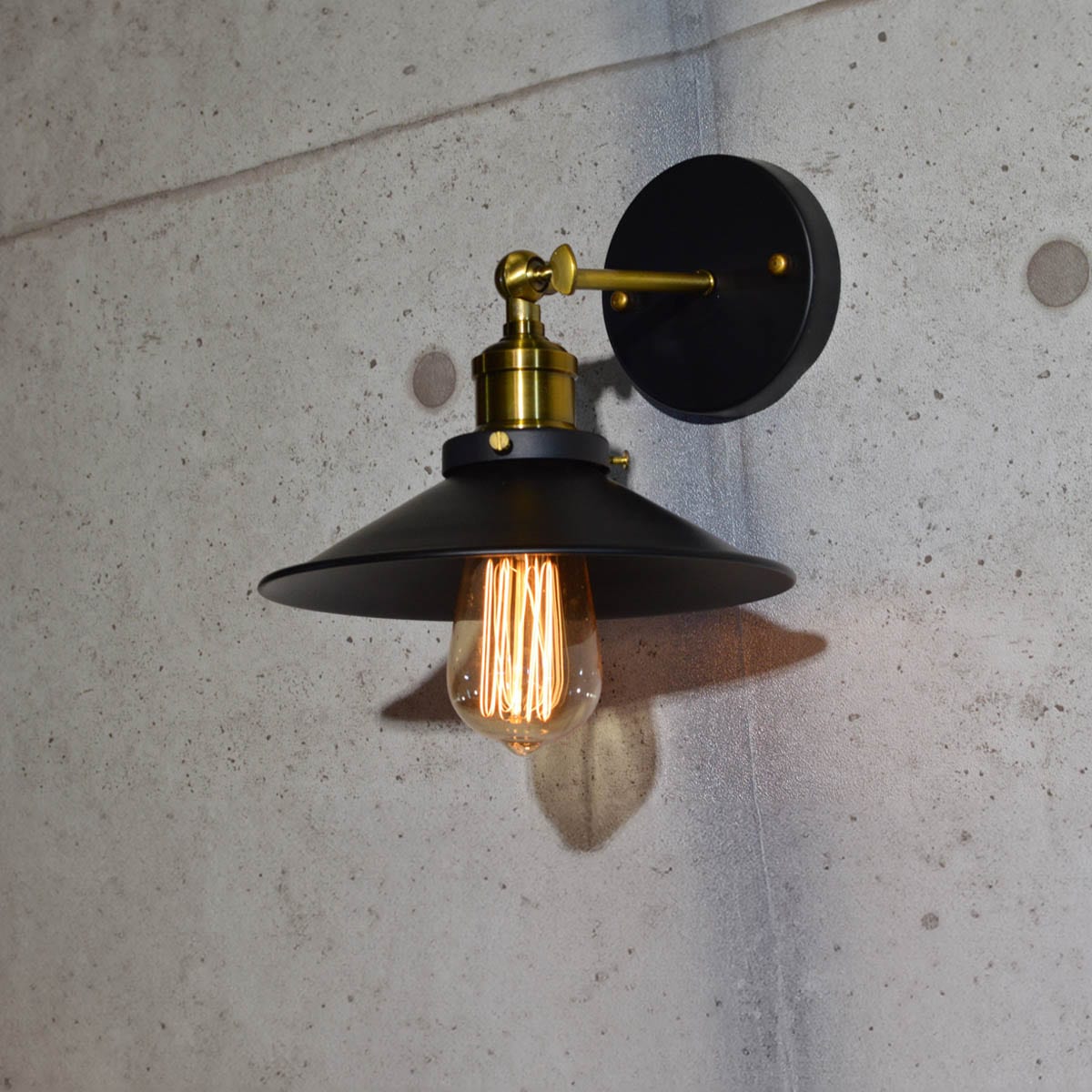 真鍮風のゴールドパーツが魅力的！レトロデザインの壁付け照明