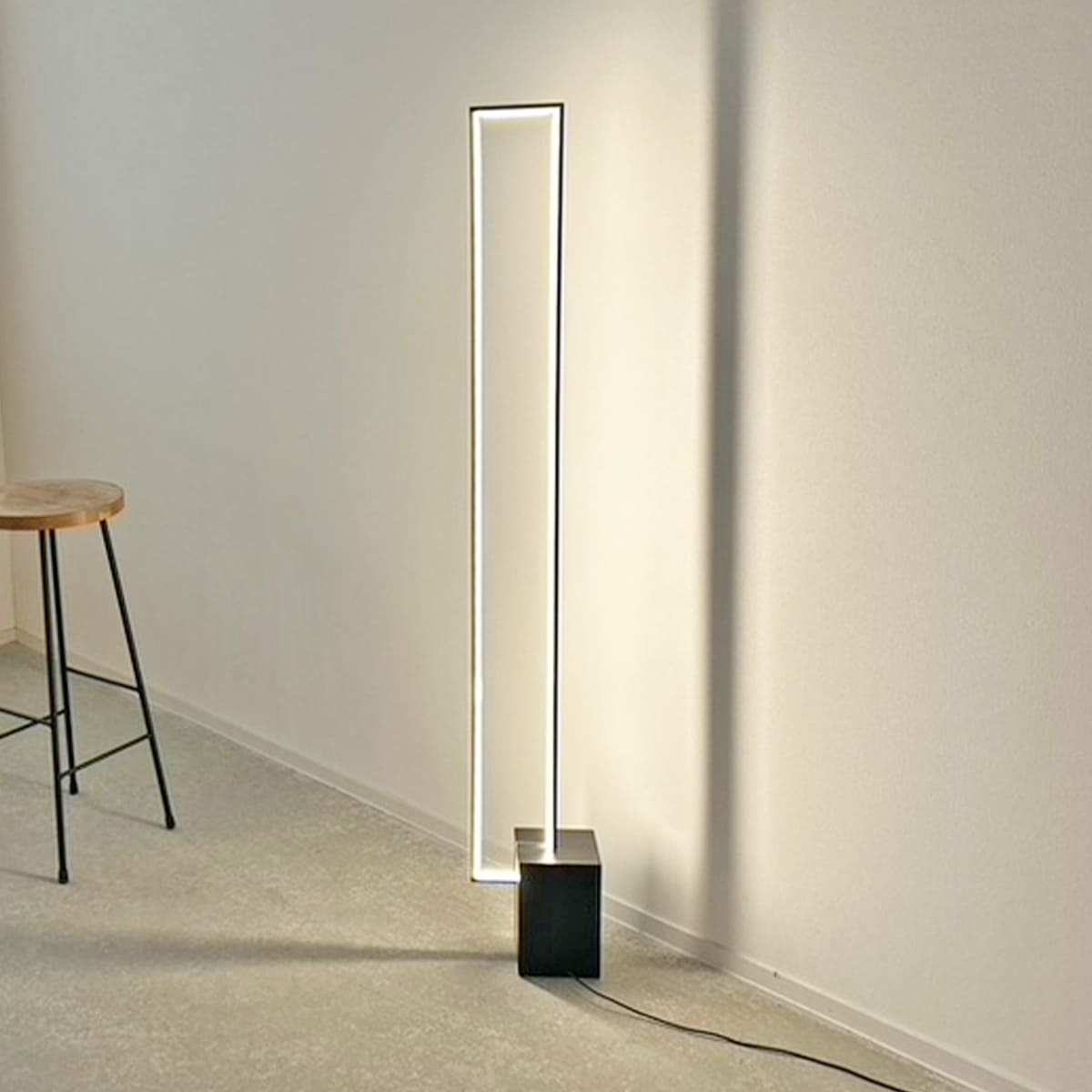 非対称の光が美しい!モダンな光で空間を演出するスタンドライト|stand015