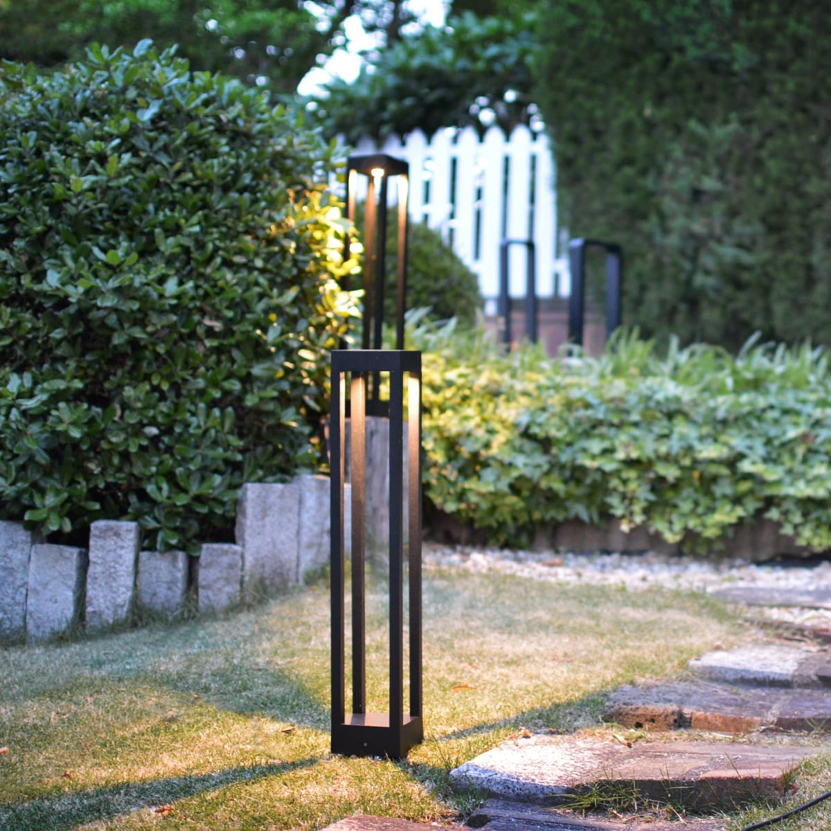 陰影がかっこいいガーデンライト4本セット。DIYでも本格的に！ | GP003-4SET