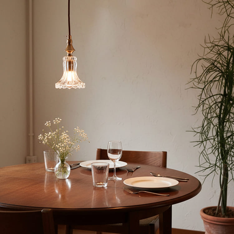 キッチンやダイニングに！小さなドレスを思わせるガラスペンダントライト｜P082