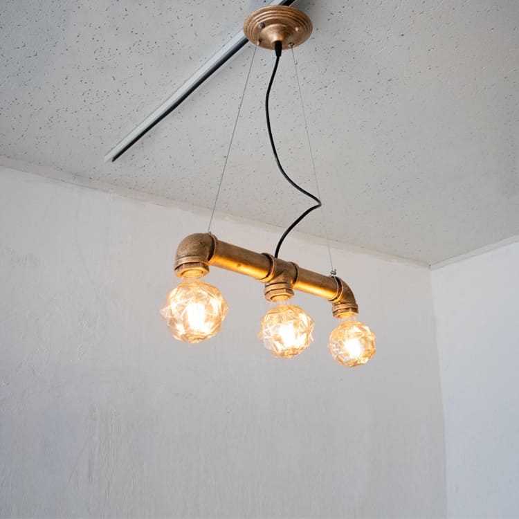 極太パイプが映えるインダストリアル照明。ツゴツした配管が個性を放つ！｜P044