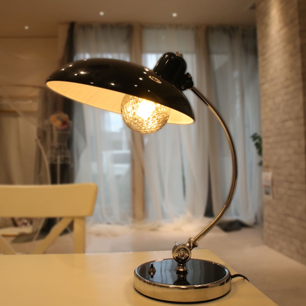 アンバランスなデザイン照明。デスク・ベッドサイドに最適。｜S021