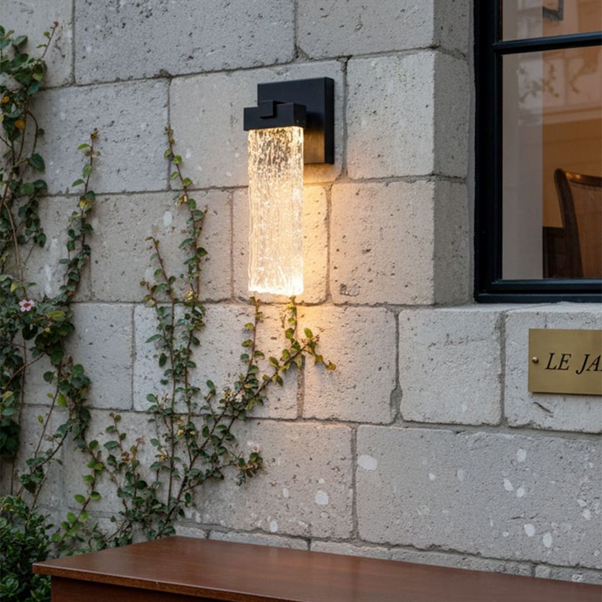 玄関に高級感あふれる灯りを。光の滝が流れるLED屋外照明