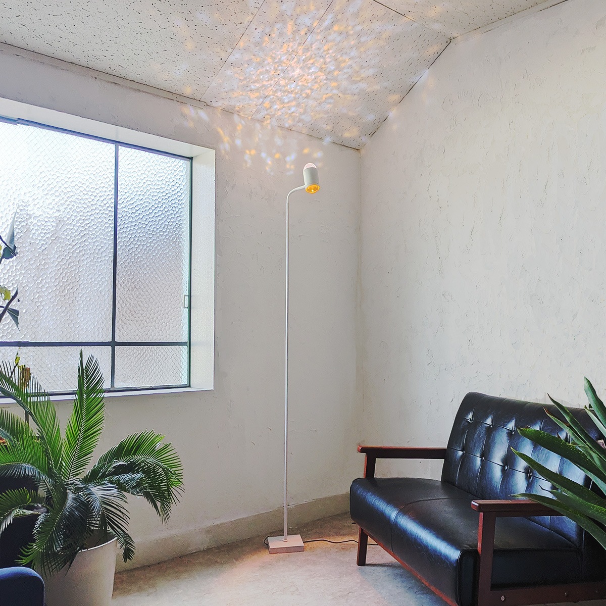 水面と夕陽のようなゆらめく光が魅力!癒しの空間を作るスタンドライト|stand018