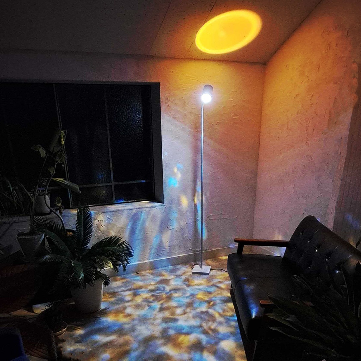 水面と夕陽のようなゆらめく光が魅力!癒しの空間を作るスタンドライト|stand018