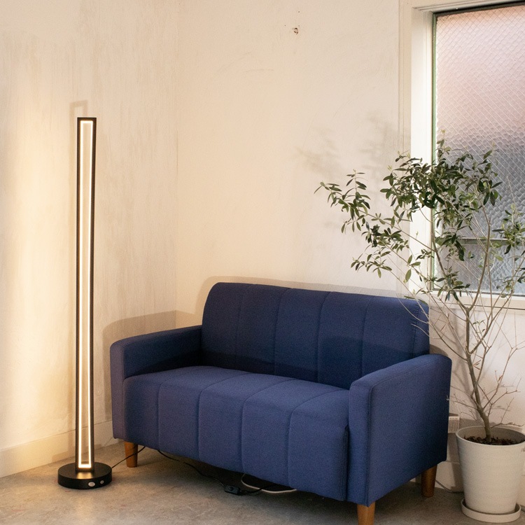 インテリアに溶け込む、シンプルデザインのLEDスタンドライト｜stand010