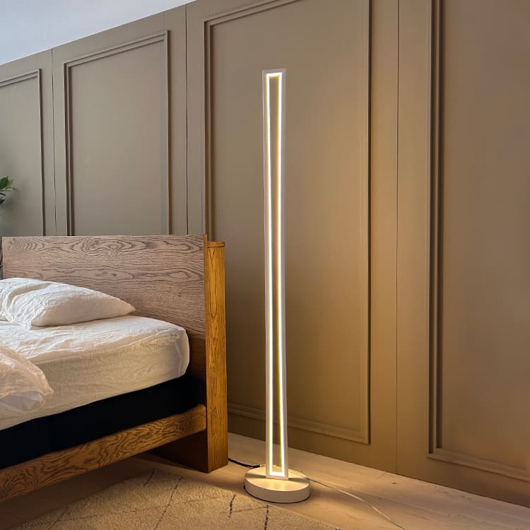 インテリアに溶け込む、シンプルデザインのLEDスタンドライト｜stand010