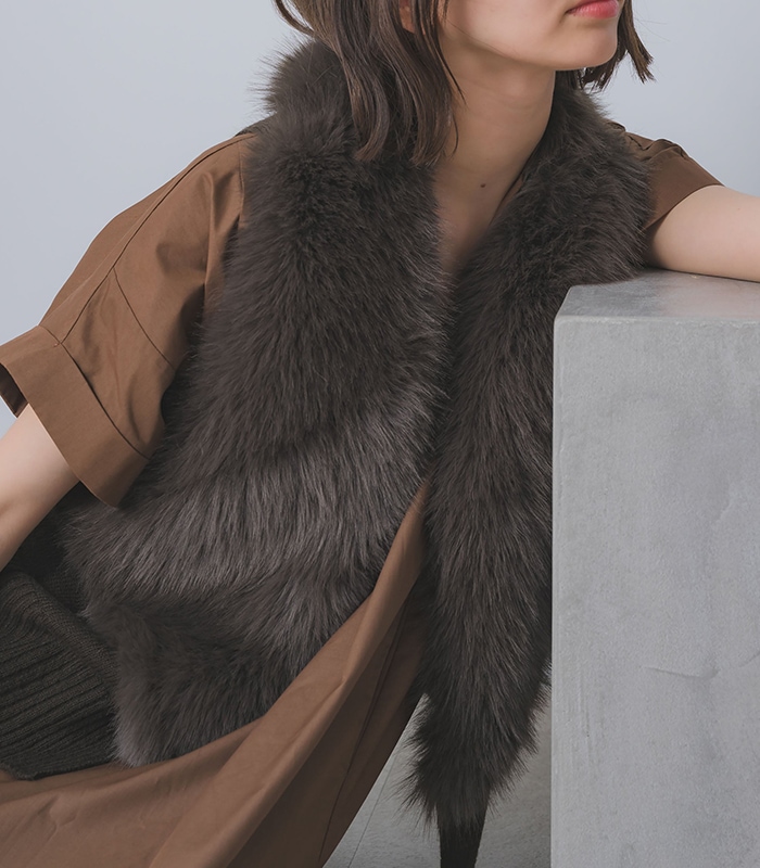 ガレナ　GALENA 黒ファー ニットベスト パールボタン ブラック GALENA（ガレナ）の「【GALENA/ガレナ】ニットコンビフェイク