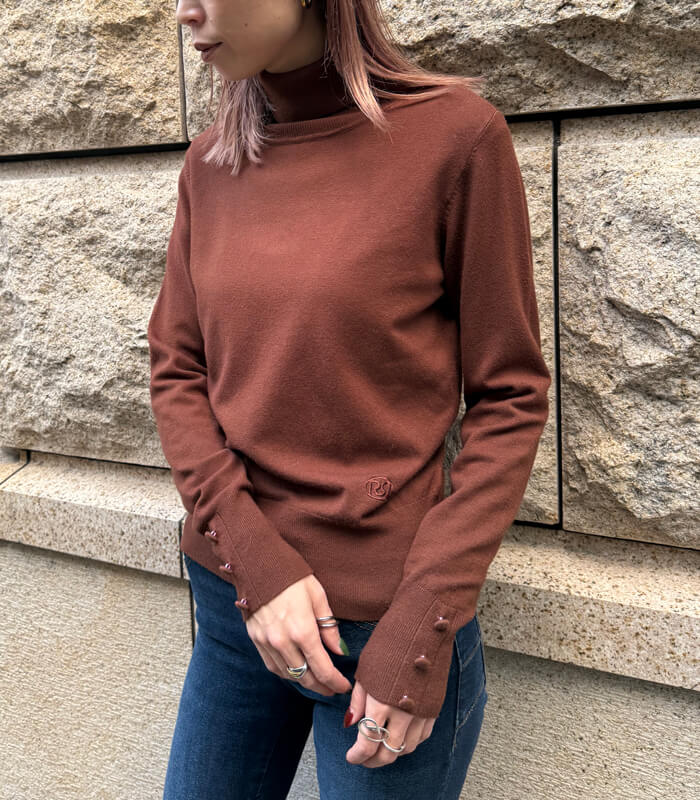 【Rinascimento】袖装飾ボタン付きタートルネックニット★ITRIN12026